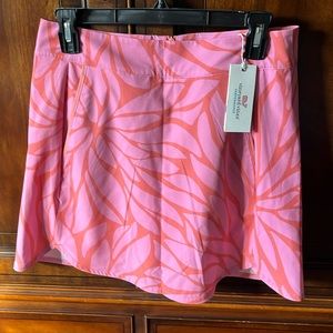 New with tags pink and coral Vineyard Vines performance skort. even has pockets!